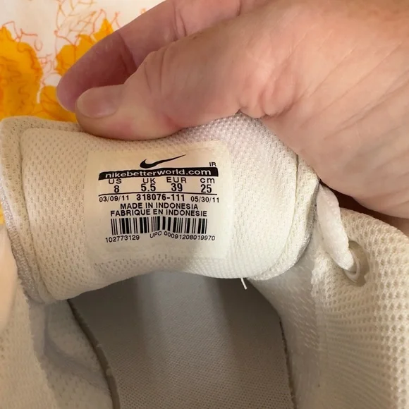 NIKE Women’s Size 8 Musique #318076-111 White Casual Training Sneakers Gymshoes - Picture 8 of 8